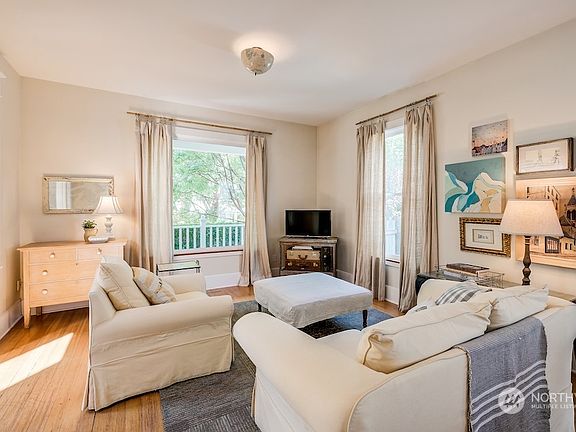 3rd image of 3221 Hoyt Avenue