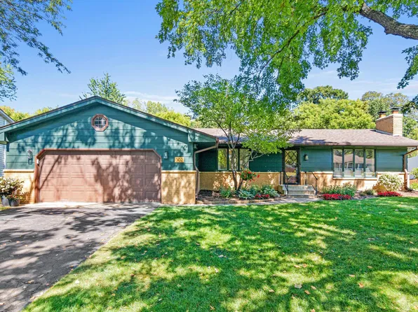 302 Heritage Cir N, Burnsville, MN 55337