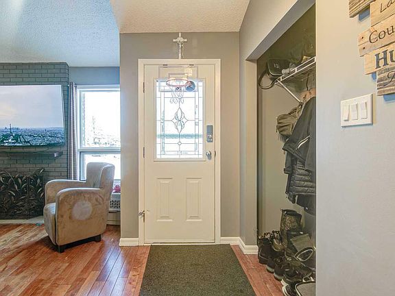 4th image of 26 Beaverpond Ct N