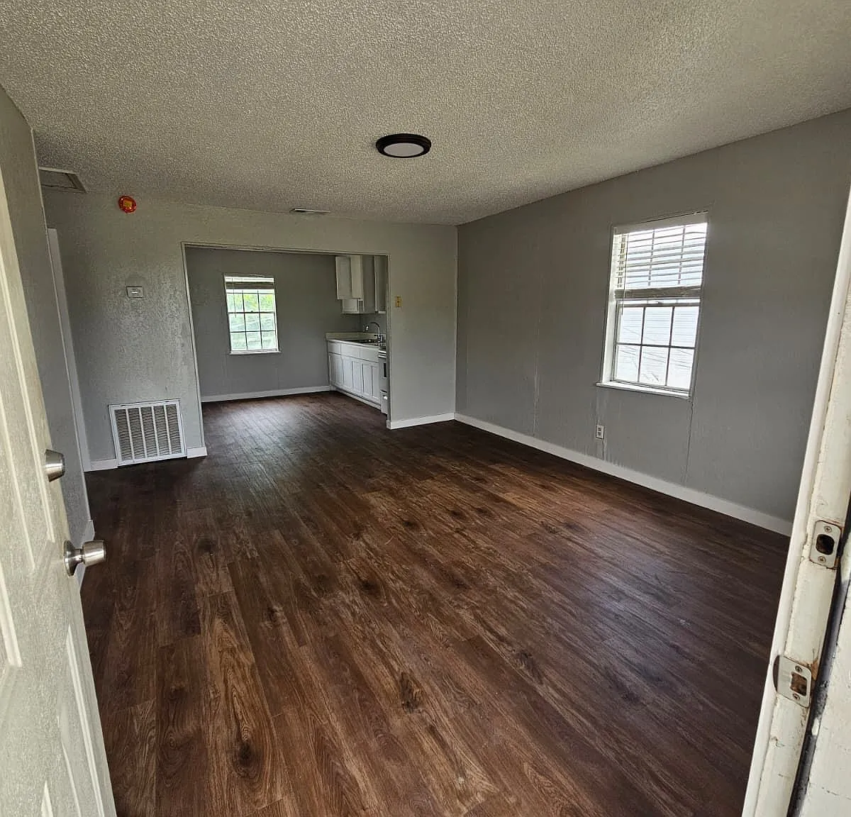 2 bed, 1.0 bath, $800 — Photo 2
