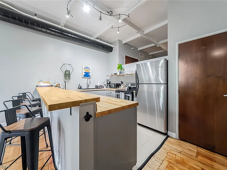 1133 W 9th St #305 — Photo 13