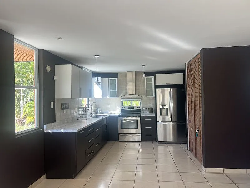 4 bed, 2.5 bath, 2400 sqft, $2,500 — Photo 3
