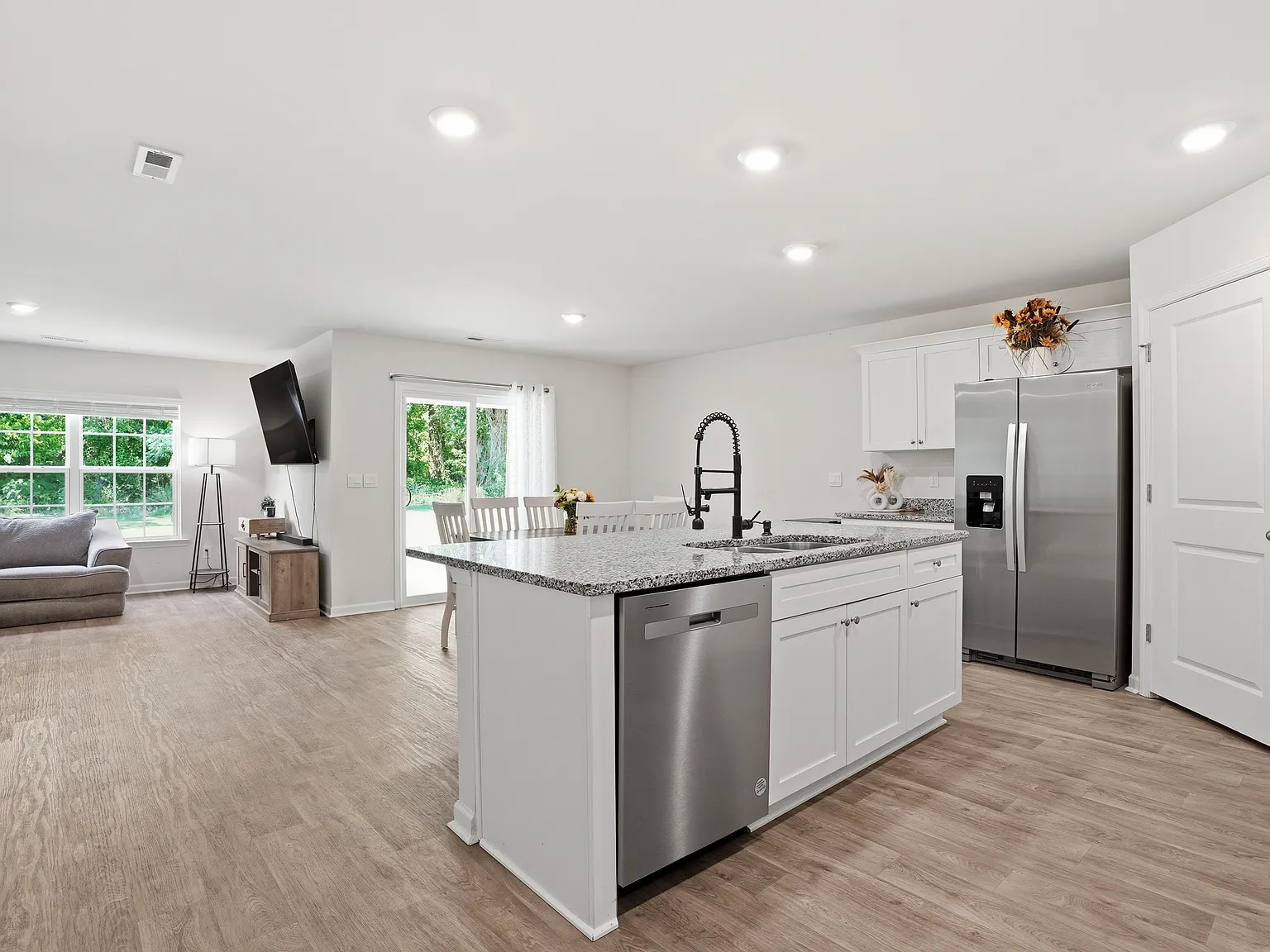 4 bed, 1764 sqft, $2,100 — Photo 2