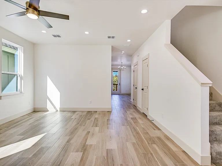 424 Shady Bluff Dr — Photo 4