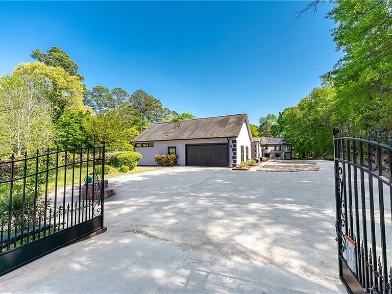 2320 Copper Trail Ln — Photo 3