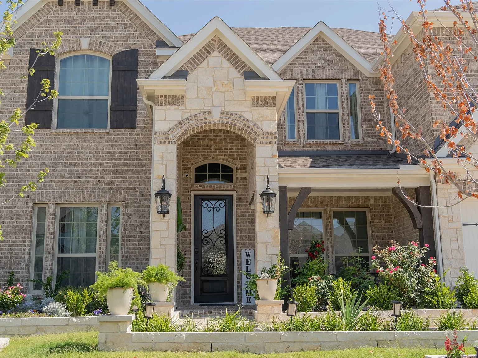 5 bed, 4.0 bath, 3948 sqft, $4,000 — Photo 2