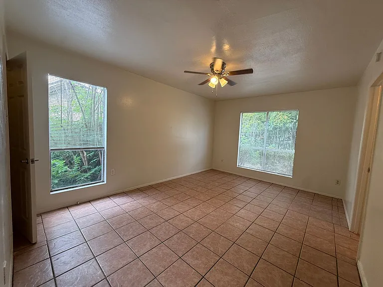 1109 Village Green Dr — Photo 12
