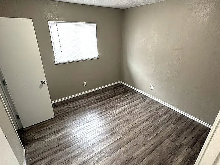 Western Oaks Apartments — Photo 29