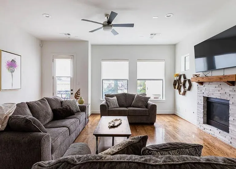 2529 Calumet St — Photo 40