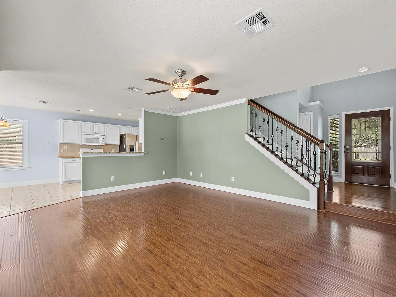 3 bed, 2.5 bath, 1726 sqft, $2,095 — Photo 3