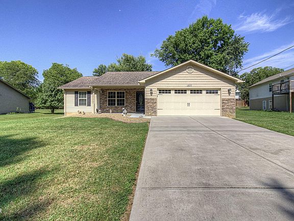 3rd image of 1820 Riverview Cir