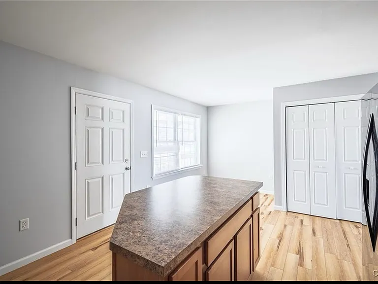10043-10047 Ash St — Photo 16