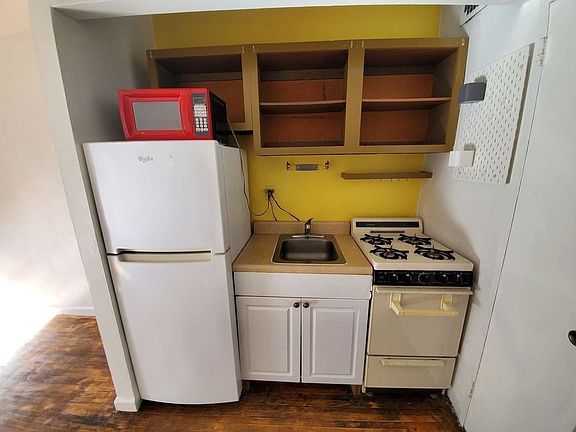 4th image of 338 E 14th St APT 1B