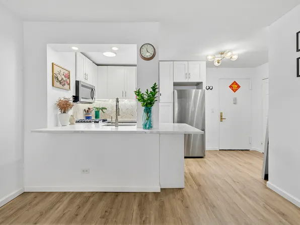 200 East 27th Street image 2 of 9