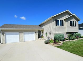 548 Mighty Acres Dr, Grand Forks, ND 58201