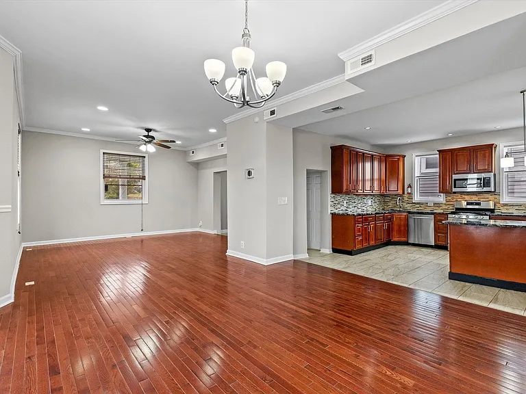 2510 Roslyn Ave — Photo 12