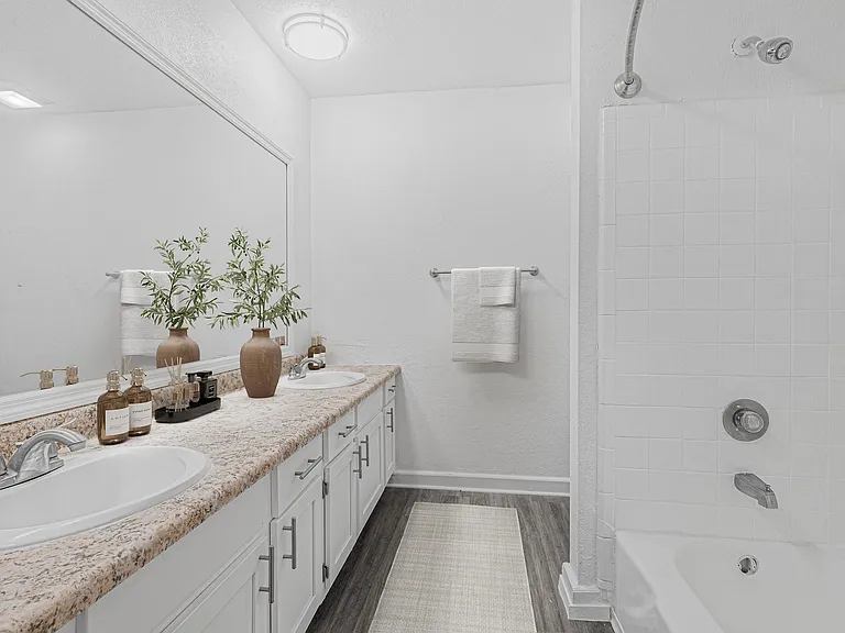 Crescent Place Apartments and Townhomes — Photo 11