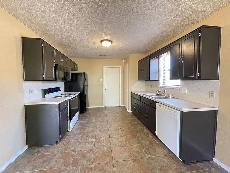 2806 Derby Dr — Photo 6