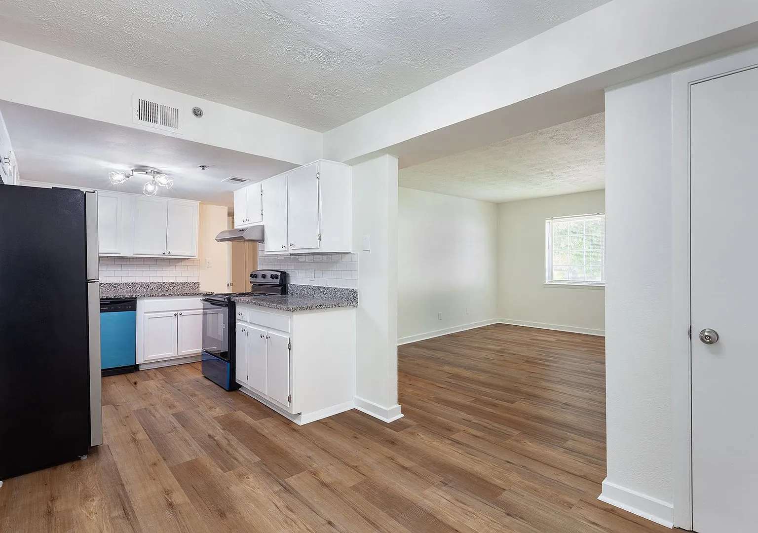 Beautiful, Fully Renovated 1bd/1ba Unit w/ Rear Deck in Ideal Smyrna Location! — Photo 2