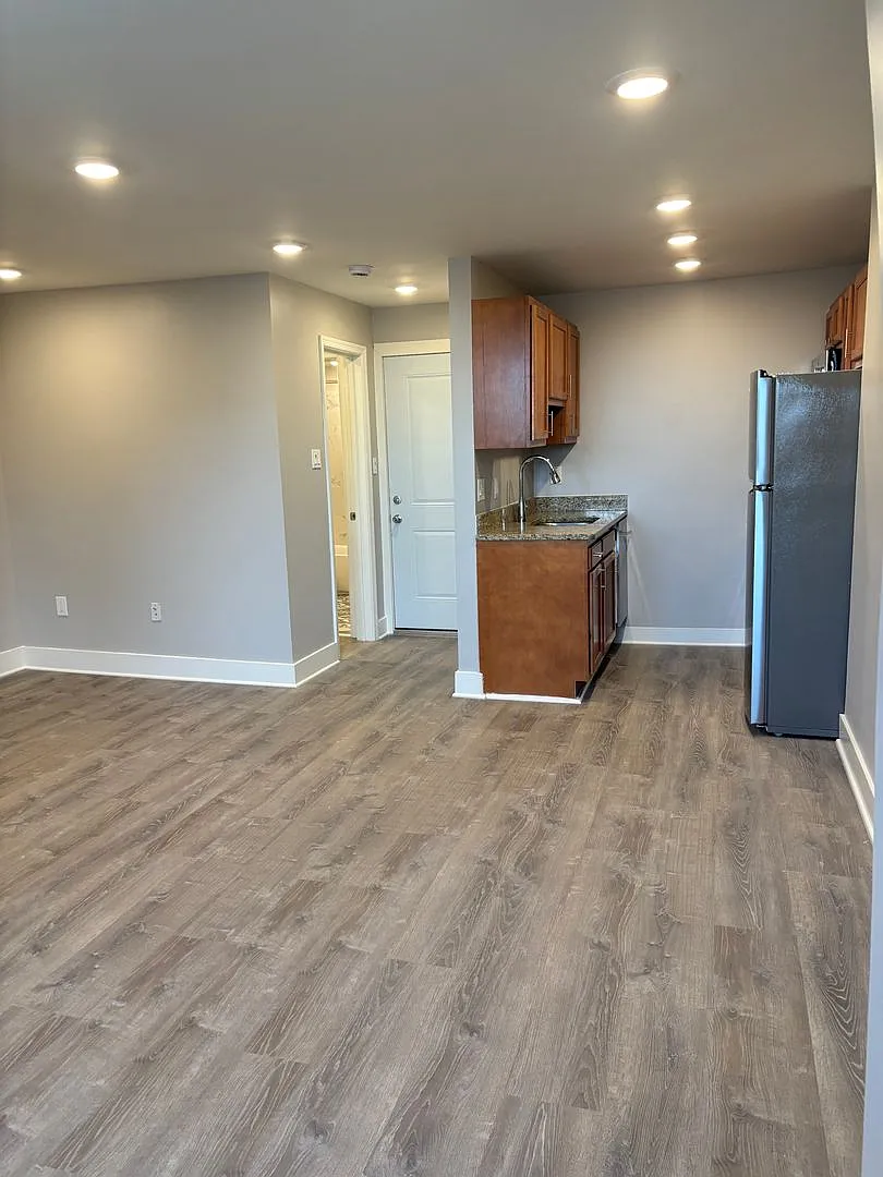 Building Photo - Euclid Properties