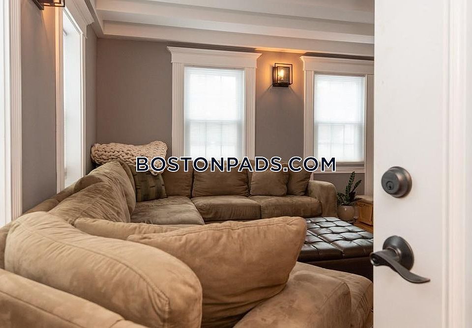 1st image of 698 Salem St Floor 1