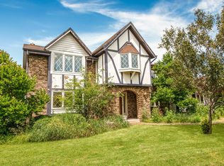 612 W Kenilworth Cir, Mequon, WI 53092