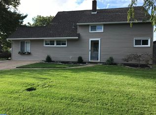 12 New School Ln, Levittown, PA 19054