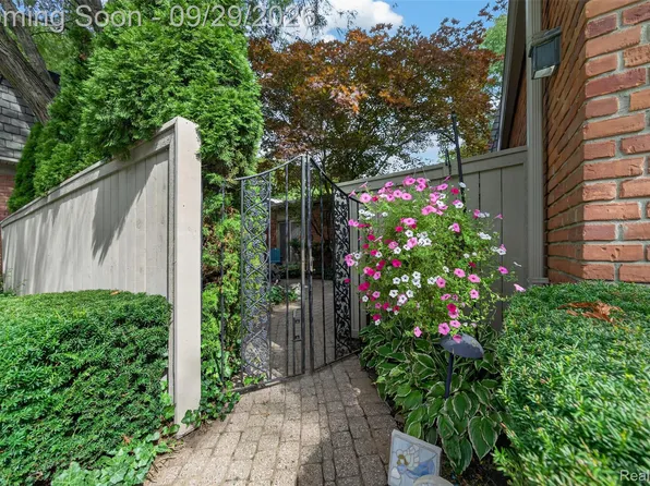 1043 Stratford Ln, Bloomfield Hills, MI 48304