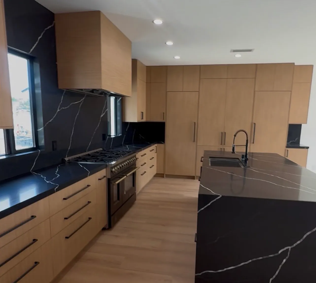 4 bed, 2100 sqft, $6,950 — Photo 1