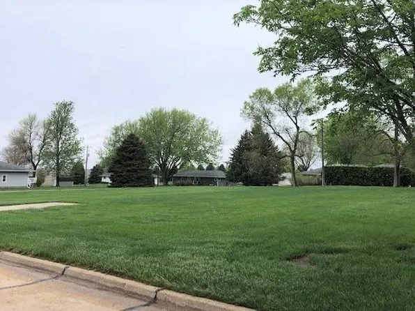 704 S Sherman St, Wausa, NE 68786