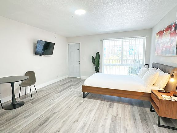 2nd image of 412 Sunset Dr #9