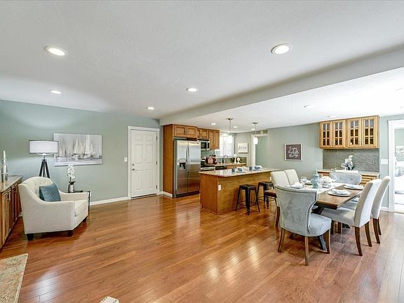5th image of 10371 Westacres Dr