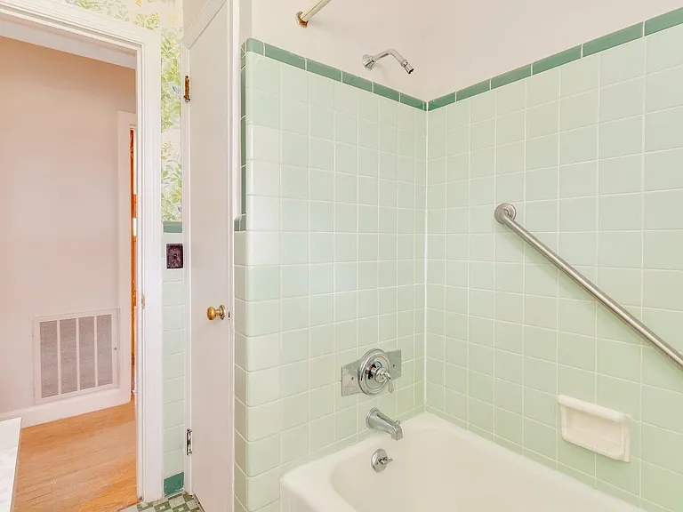 1109 James Blvd — Photo 15
