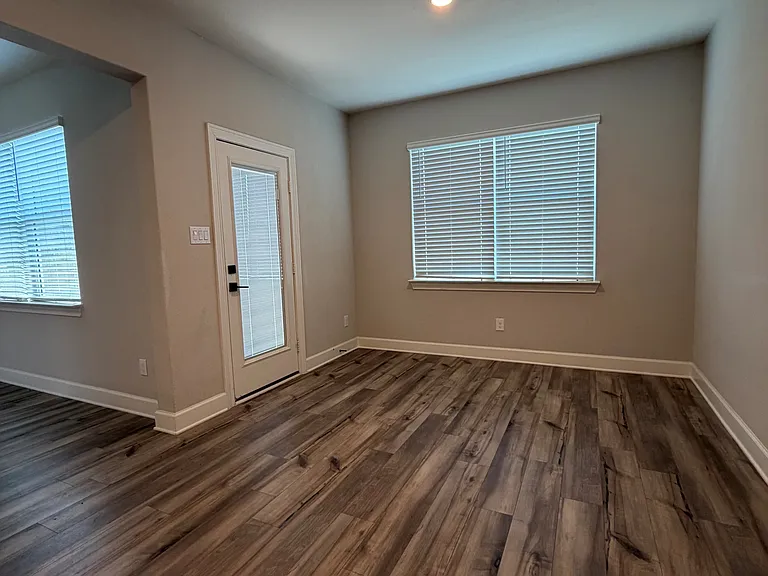 925 Emerson Dr — Photo 6