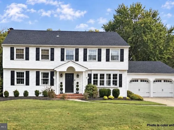 5 School House Dr, Medford, NJ 08055