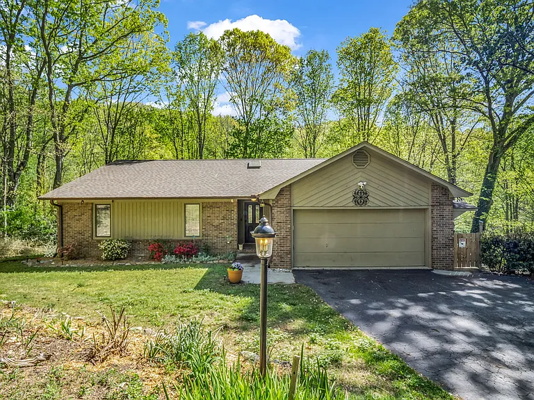 140 Ridgeview Dr — Photo 2
