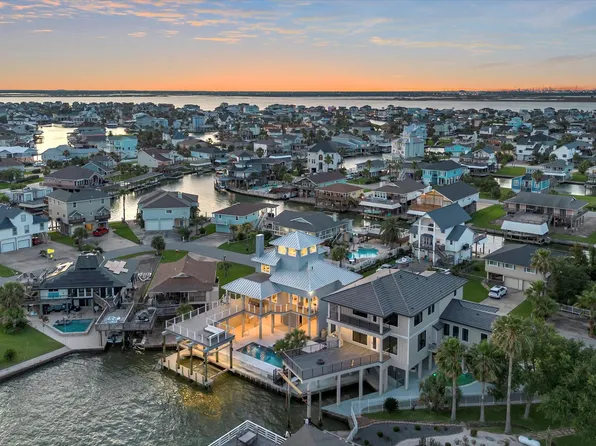 1311 Oahu Dr, Tiki Island, TX 77554