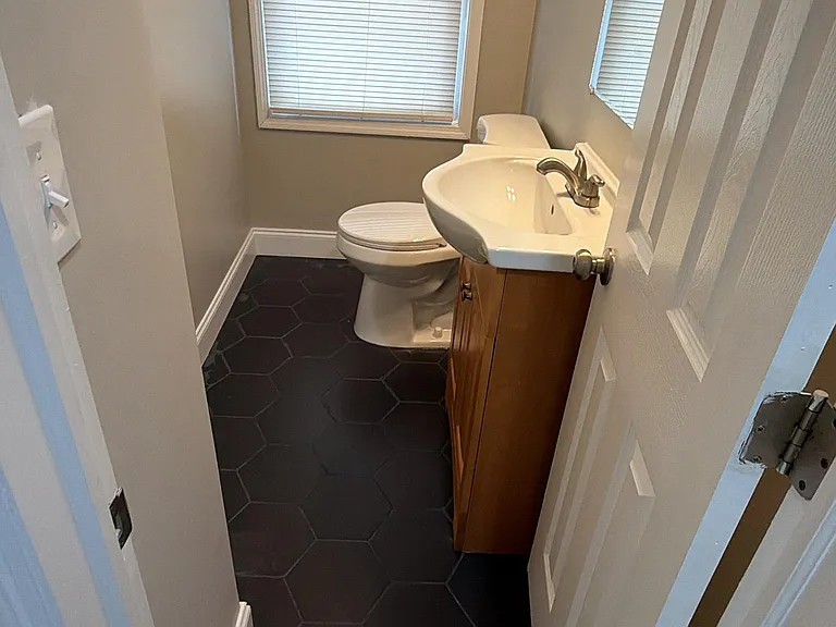 211 N Streeper St — Photo 3