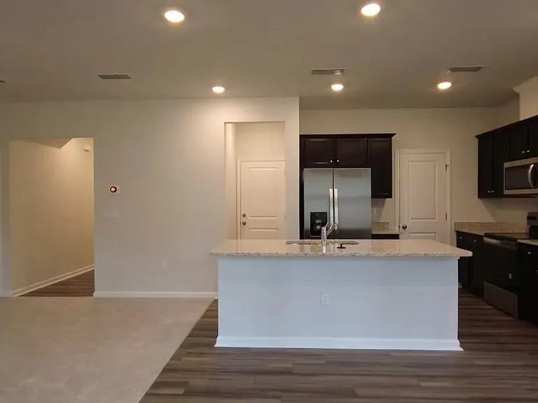 806 McKenzie Park Ter — Photo 8