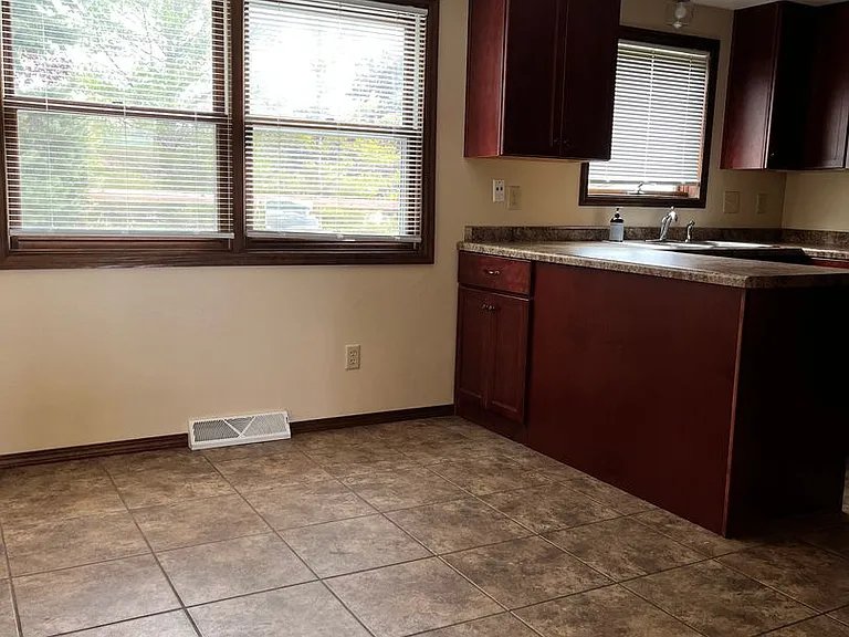 2747-2749 Packerland Dr — Photo 10