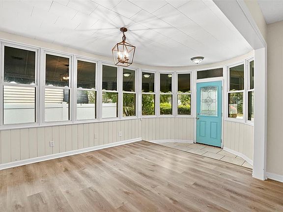 3rd image of 446 37TH AVENUE NE