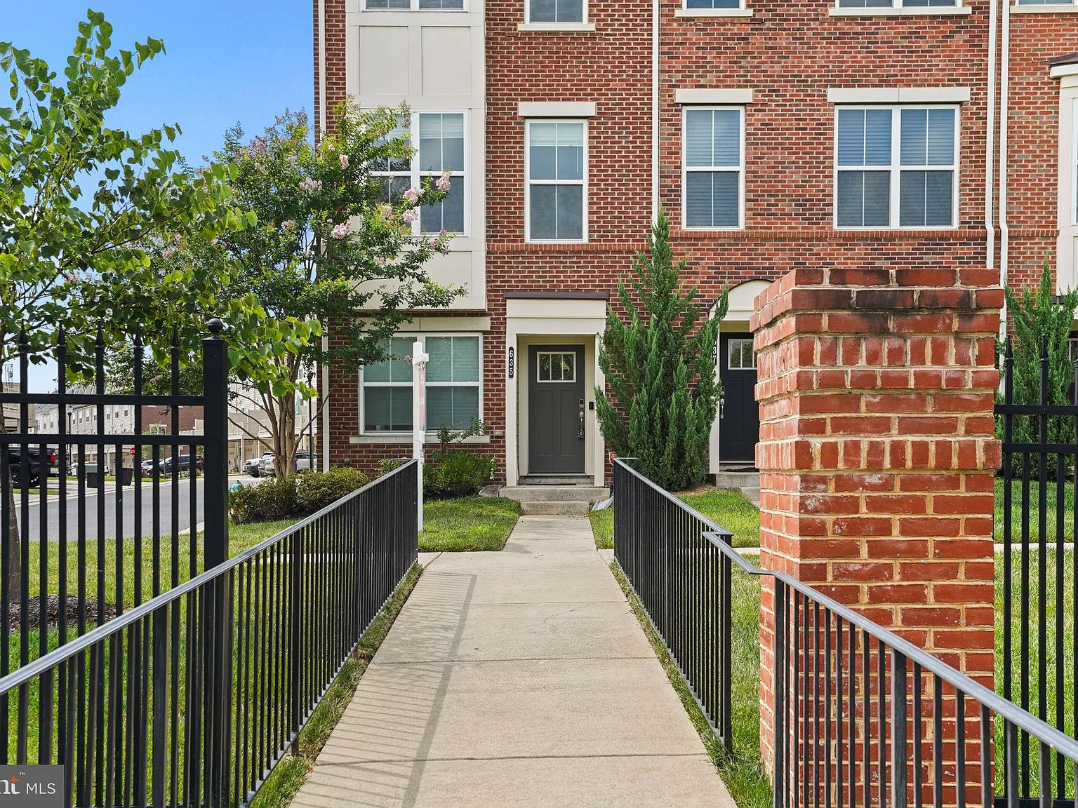 3 bed, 4.0 bath, 1616 sqft, $2,885 — Photo 2