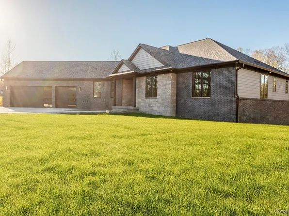 16637 Kings Fairway Ln, Grand Blanc, MI 48439