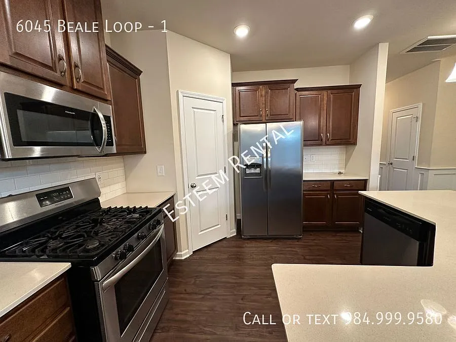 3 bed, 2.5 bath, 1635 sqft, $1,900 — Photo 4