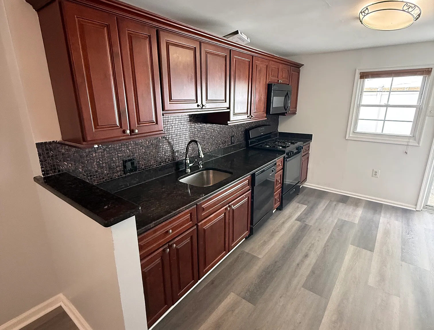 3 bed, 825 sqft, $1,800 — Photo 4