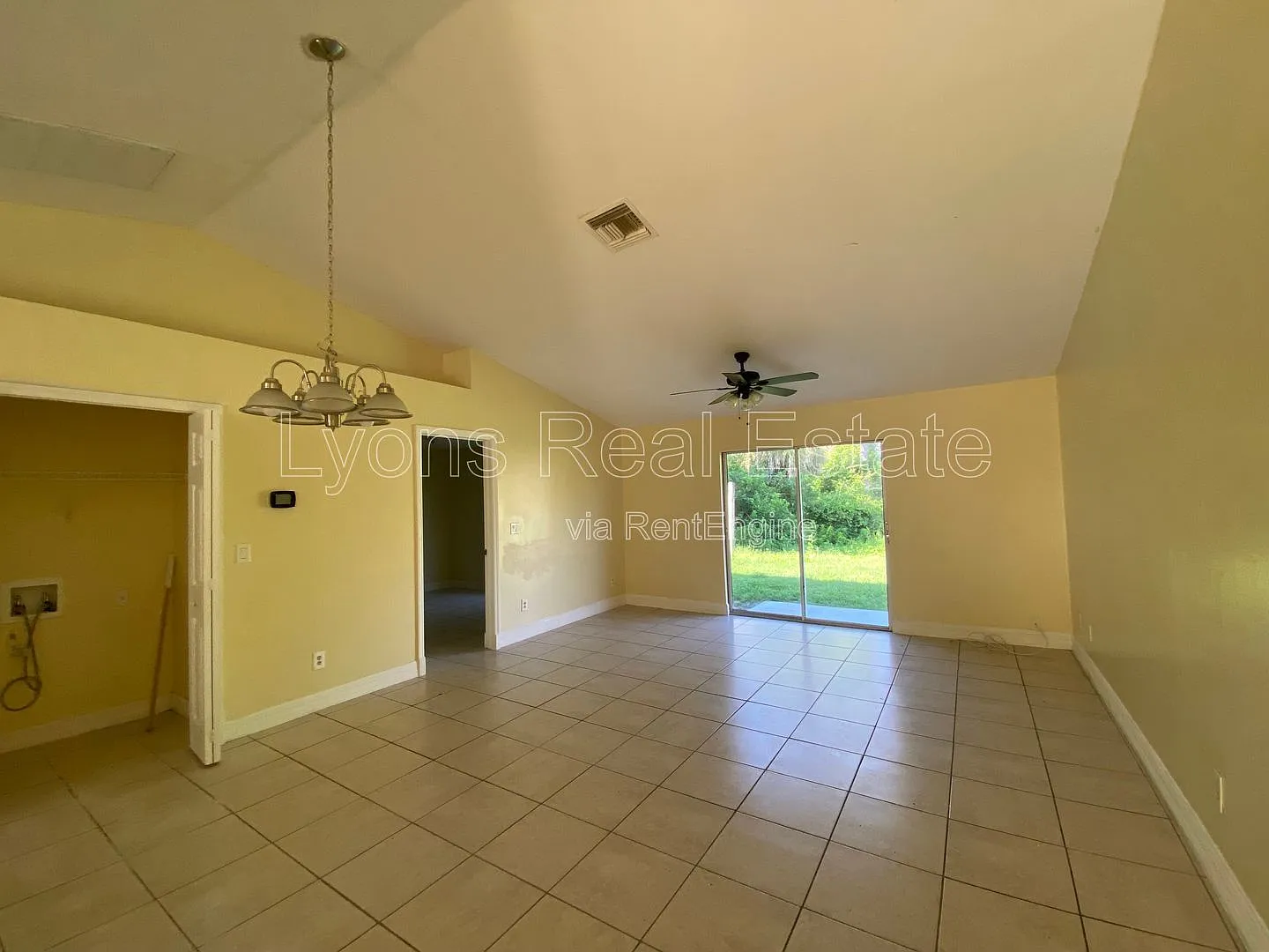 3 bed, 2.0 bath, 1067 sqft, $1,300 — Photo 2