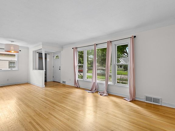 3rd image of 1081 Hubbard Ave