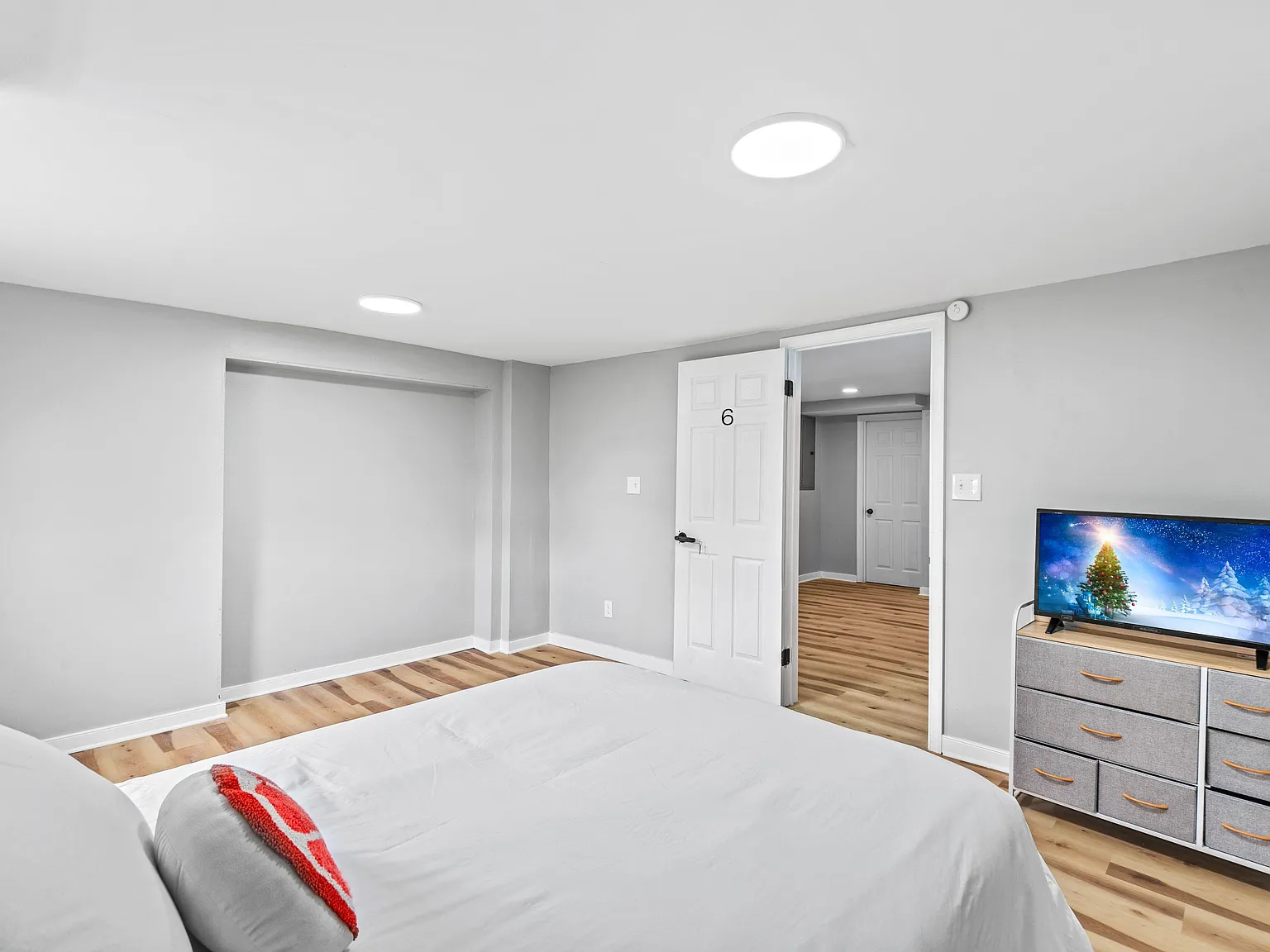 4 bed, 2.0 bath, 2100 sqft, $1,139 — Photo 1