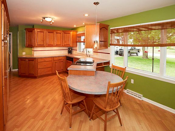 5th image of 695 Marylane Dr