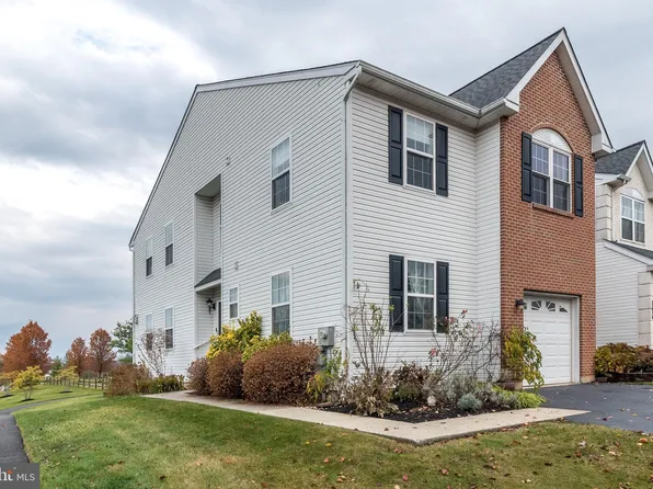 203 Hampshire Dr, Sellersville, PA 18960